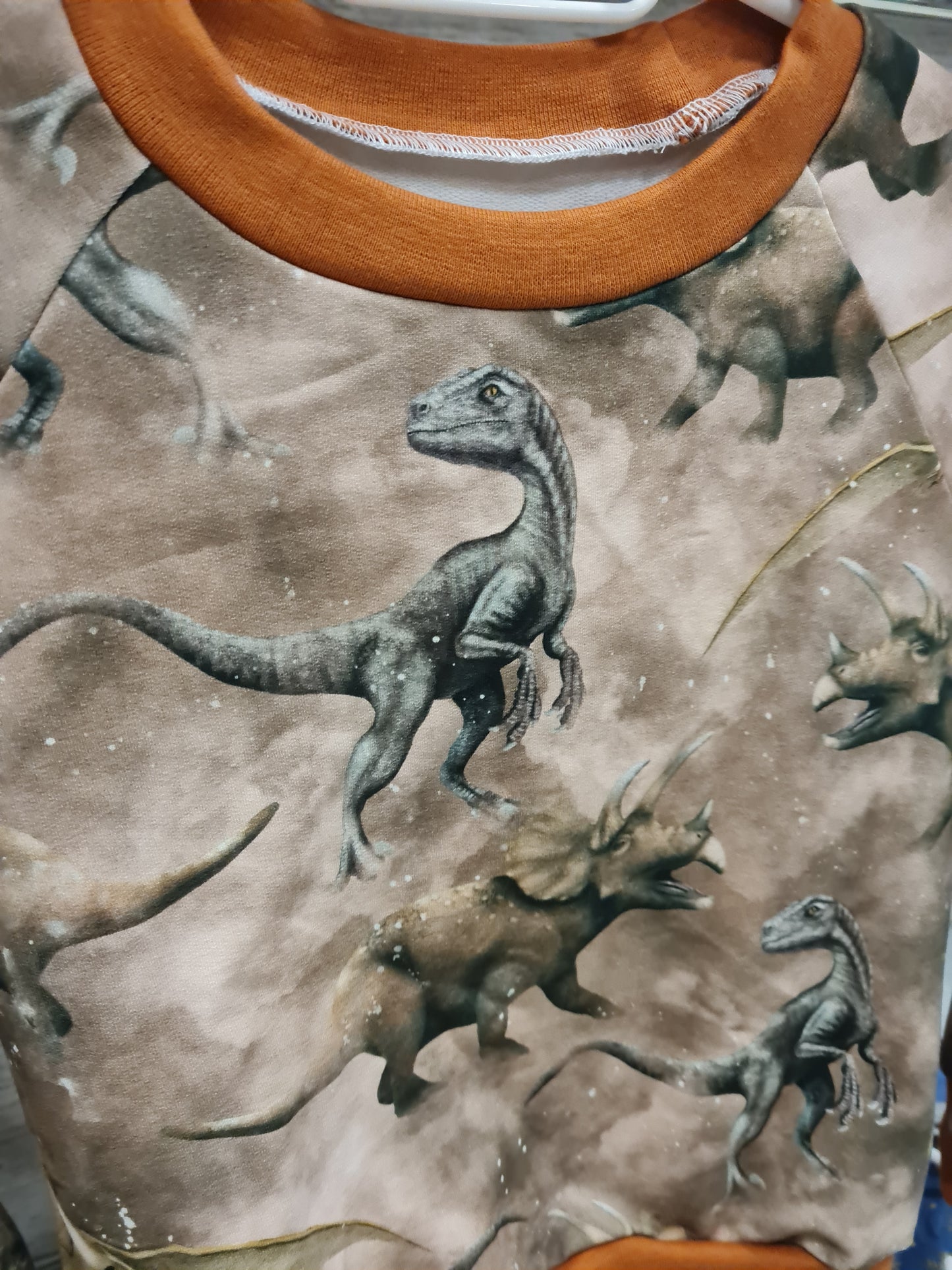 Dino college paita