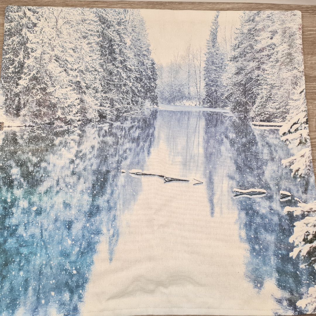 Talvinen joki tyynyliina