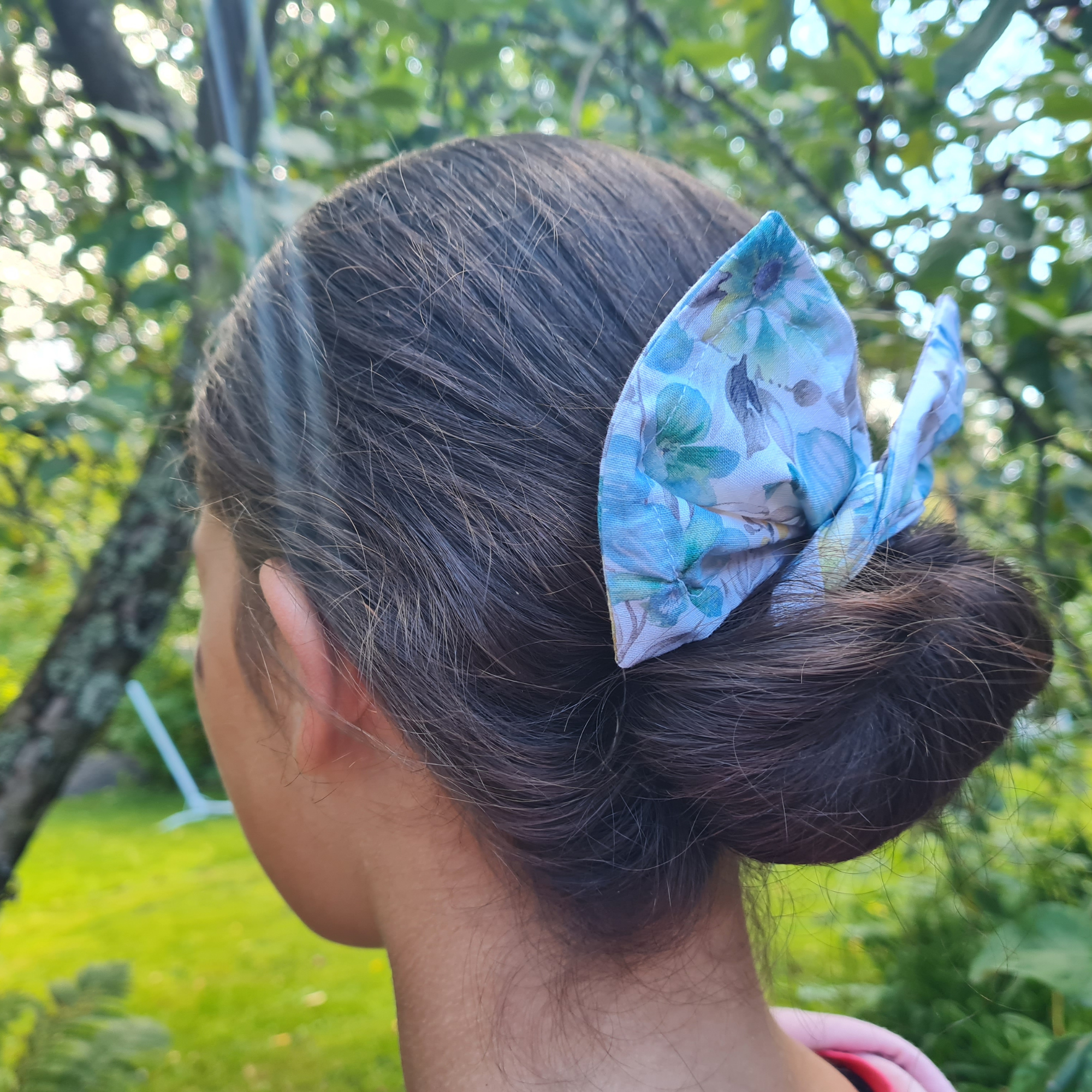 Bun helper, Blue flowers