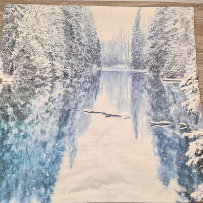 Talvinen joki tyynyliina