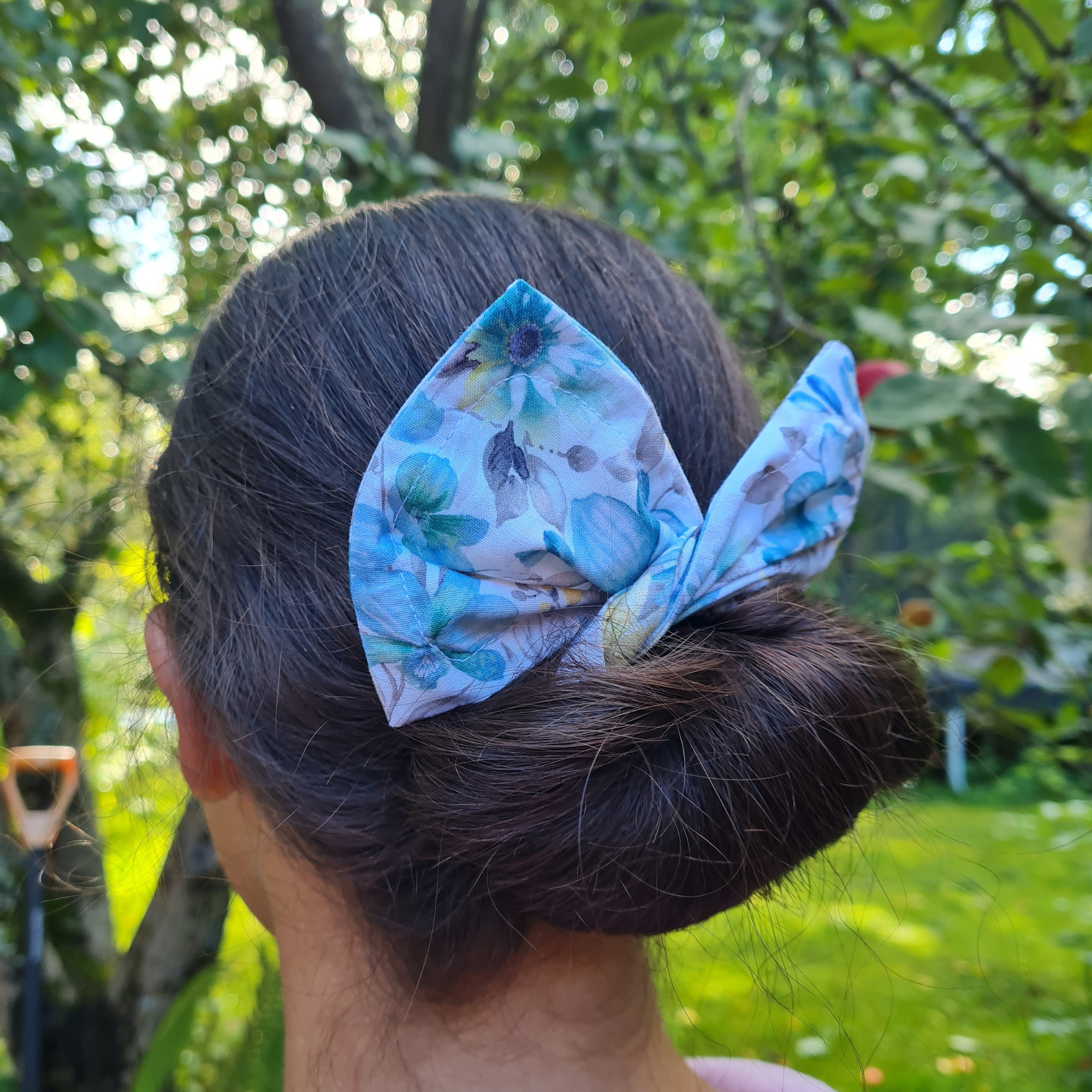 Bun helper, Blue flowers