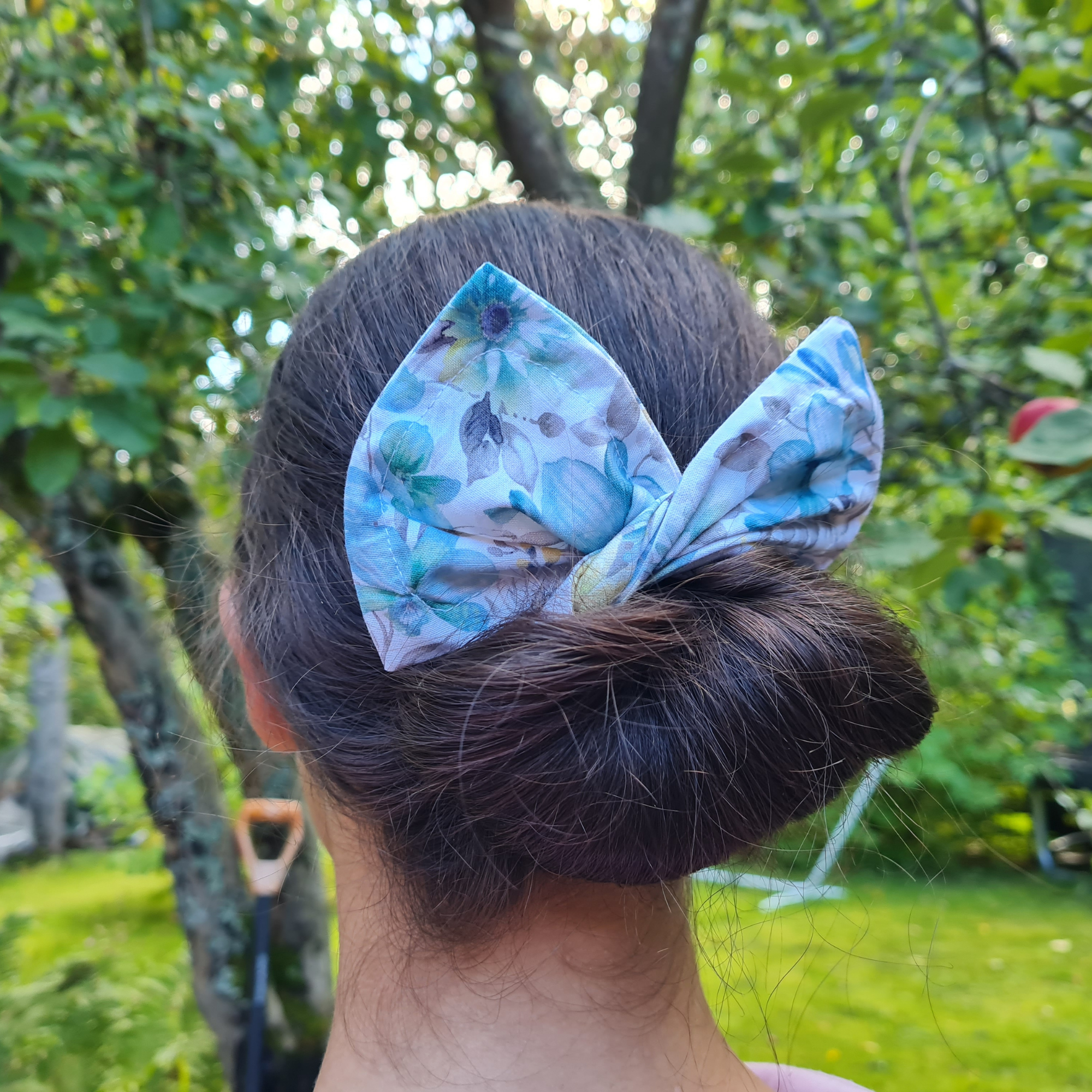 Bun helper, Blue flowers